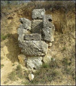 305067 Francais Edifice Blocs Calcaires Pouvant Provenir Moins Partie Aqueduc Antique Route Vivios Lespignan Herault