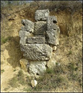 305067 Francais Edifice Blocs Calcaires Pouvant Provenir Moins Partie Aqueduc Antique Route Vivios Lespignan Herault 305067 Francais Edifice Blocs Calcaires Pouvant Provenir Moins Partie Aqueduc Antique Route Vivios Lespignan Herault